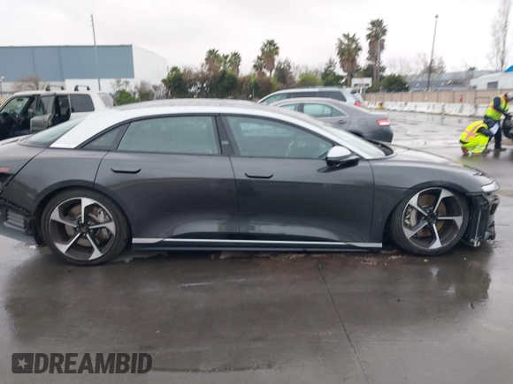 2023 Lucid Air Grand Touring z VIN 50EA1GBA3PA001806, wystawiony jako IAAI lot #41713303 z przebiegiem 6367 mil mil oraz . Historia ofert i sprzedaży dostępna na DreamBid. Obrazek 14.