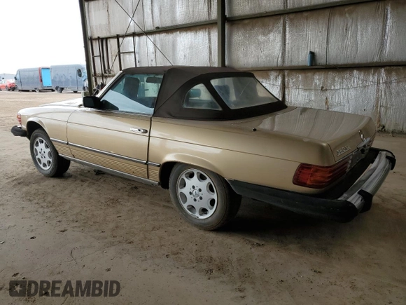 1983 Mercedes-Benz 380 SL z VIN WDBBA45A9DB027768, wystawiony jako Copart lot #49116105 z przebiegiem 154 332 mil mil oraz Czysty tytuł • Clean title. Historia ofert i sprzedaży dostępna na DreamBid. Obrazek 2.