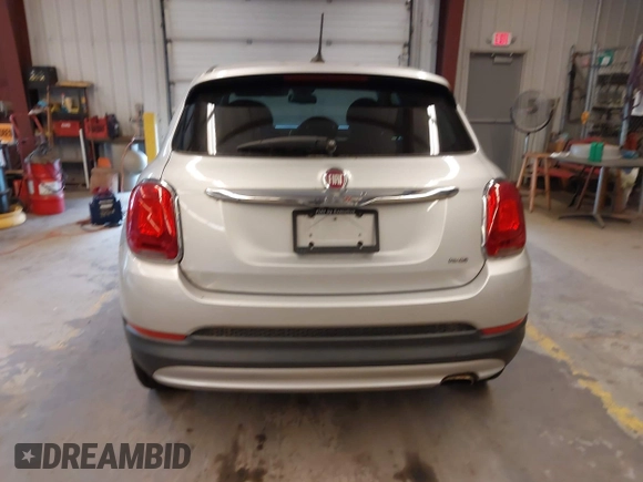 2016 FIAT 500X Lounge z VIN ZFBCFYDT0GP332060, wystawiony jako IAAI lot #42837184 z przebiegiem 159 804 mil mil oraz . Historia ofert i sprzedaży dostępna na DreamBid. Obrazek 16.