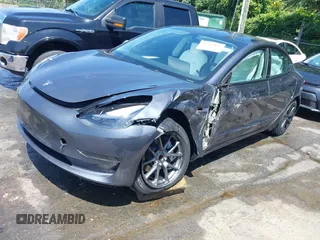 2023 Tesla Model 3 z VIN 5YJ3E1EA7PF413311, wystawiony jako IAAI lot #42442055 z przebiegiem 25 270 mil mil oraz . Historia ofert i sprzedaży dostępna na DreamBid. Obrazek 2.