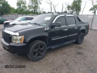 2008 Chevrolet Avalanche LTZ z VIN 3GNFK12318G241601, wystawiony jako IAAI lot #42268422 z przebiegiem 154 345 mil mil oraz . Historia ofert i sprzedaży dostępna na DreamBid. Obrazek 2.