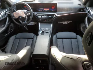2024 BMW i4 eDrive35 z VIN WBY43AW07RFS38250, wystawiony jako Copart lot #52638435 z przebiegiem 11 567 mil mil oraz Szkody całkowita. Historia ofert i sprzedaży dostępna na DreamBid. Obrazek 8.