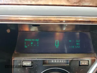 1990 Cadillac Brougham z VIN 1G6DW54Y6LR704123, wystawiony jako Copart lot #57709315 z przebiegiem 118 122 mil mil oraz Tytuł czysty. Historia ofert i sprzedaży dostępna na DreamBid. Obrazek 9.