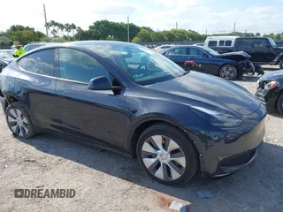 2024 Tesla Model Y Long Range z VIN 7SAYGDEE0RA263842, wystawiony jako IAAI lot #42106339 z przebiegiem 48 447 mil mil oraz . Historia ofert i sprzedaży dostępna na DreamBid. Obrazek 1.