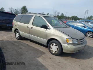 2000 Toyota Sienna LE with VIN 4T3ZF13C1YU211572, listed as a IAAI auction lot 41724715 with 265,622 mi miles. Bid and sale history available at carsss.com. Image 1.
