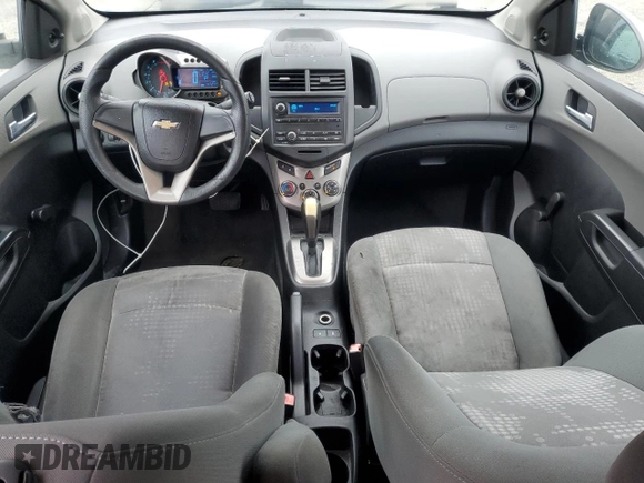 2012 Chevrolet Sonic LS z VIN 1G1JA6SH8C4108007, wystawiony jako Copart lot #58309035 z przebiegiem 147 249 mil mil oraz Czysty tytuł • Clean title. Historia ofert i sprzedaży dostępna na DreamBid. Obrazek 8.