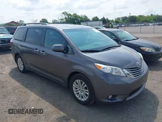 2017 Toyota Sienna XLE Auto Access Seat z VIN 5TDYZ3DC1HS767802, wystawiony jako IAAI lot #42442018 z przebiegiem 127 206 mil mil oraz . Historia ofert i sprzedaży dostępna na DreamBid. Obrazek 1.