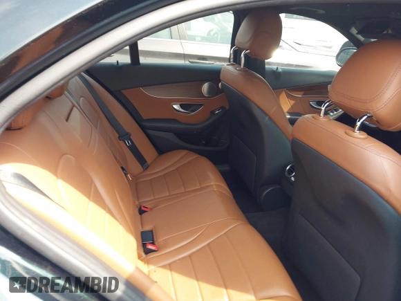 2019 Mercedes-Benz C 300 z VIN 55SWF8DB9KU321914, wystawiony jako IAAI lot #42032140 z przebiegiem 84 967 mil mil oraz . Historia ofert i sprzedaży dostępna na DreamBid. Obrazek 8.