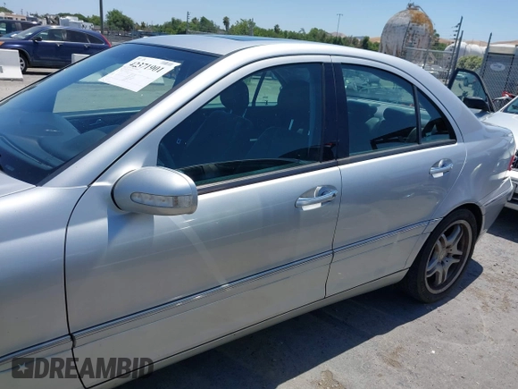 2002 Mercedes-Benz C 230/260/280/320 z VIN WDBRF61JX2F236248, wystawiony jako IAAI lot #42371901 z przebiegiem 204 981 mil mil oraz . Historia ofert i sprzedaży dostępna na DreamBid. Obrazek 14.