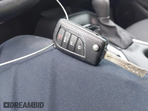 2023 Toyota Corolla LE z VIN 5YFB4MDEXPP064184, wystawiony jako IAAI lot #41511156 z przebiegiem 20 661 mil mil oraz . Historia ofert i sprzedaży dostępna na DreamBid. Obrazek 11.