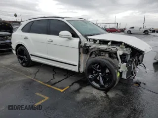 2021 Bentley Bentayga V8 z VIN SJAAM2ZV6MC035957, wystawiony jako Copart lot #76741673 z przebiegiem 14 683 mil mil oraz . Historia ofert i sprzedaży dostępna na DreamBid. Obrazek 4.