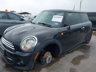 2012 MINI Hardtop z VIN WMWSU3C56CT369757, wystawiony jako IAAI lot #42194643 z przebiegiem 82 906 mil mil oraz . Historia ofert i sprzedaży dostępna na DreamBid. Obrazek 2.