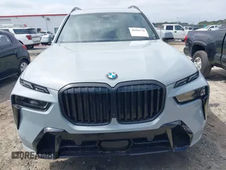 2024 BMW X7 xDrive40i z VIN 5UX23EM07R9T99861, wystawiony jako IAAI lot #40400730 z przebiegiem 9 916 mil mil oraz . Historia ofert i sprzedaży dostępna na DreamBid. Obrazek 6.