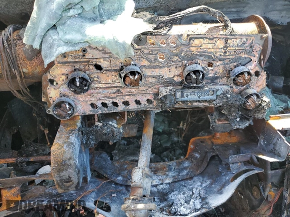 2002 Ford Mustang Deluxe z VIN 1FAFP44482F106003, wystawiony jako Copart lot #54337315 z przebiegiem Nie podano mil oraz Nie do naprawy • Non repairable. Historia ofert i sprzedaży dostępna na DreamBid. Obrazek 9.