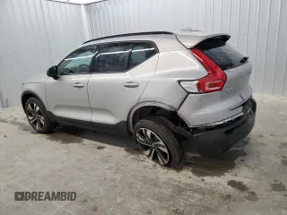 2025 Volvo XC40 Plus Dark Theme z VIN YV4L12UC2S2511031, wystawiony jako Copart lot #54923745 z przebiegiem 7955 mil mil oraz Szkody całkowita. Historia ofert i sprzedaży dostępna na DreamBid. Obrazek 2.