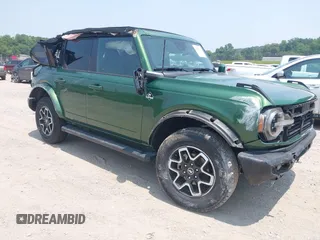 2024 Ford Bronco Outer Banks z VIN 1FMEE8BPXRLA06492, wystawiony jako IAAI lot #42365356 z przebiegiem 17 565 mil mil oraz . Historia ofert i sprzedaży dostępna na DreamBid. Obrazek 1.