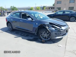 2020 Tesla Model 3 Standard Range Plus z VIN 5YJ3E1EA6LF703159, wystawiony jako IAAI lot #42099718 z przebiegiem 30 175 mil mil oraz . Historia ofert i sprzedaży dostępna na DreamBid. Obrazek 1.