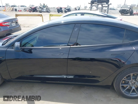 2022 Tesla Model 3 Long Range z VIN 5YJ3E1EB3NF273165, wystawiony jako IAAI lot #42282702 z przebiegiem 41 445 mil mil oraz . Historia ofert i sprzedaży dostępna na DreamBid. Obrazek 14.