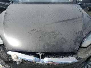 2017 Tesla Model X 90D z VIN 5YJXCBE2XHF060912, wystawiony jako Copart lot #55286205 z przebiegiem Nie podano mil oraz Szkoda całkowita • Salvage title. Historia ofert i sprzedaży dostępna na DreamBid. Obrazek 12.