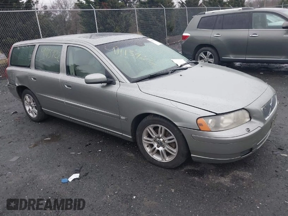 2006 Volvo V70 2.4L with VIN YV1SW640X62590834, listed as a IAAI auction lot 41113922 with 253,254 mi miles. Bid and sale history available at carsss.com. Image 1.