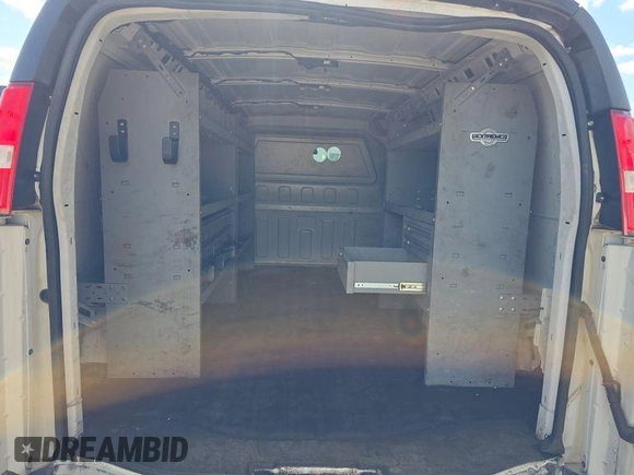 2021 Chevrolet Express Cargo z VIN 1GCWGAFPXM1166123, wystawiony jako IAAI lot #42566386 z przebiegiem 112 553 mil mil oraz . Historia ofert i sprzedaży dostępna na DreamBid. Obrazek 12.