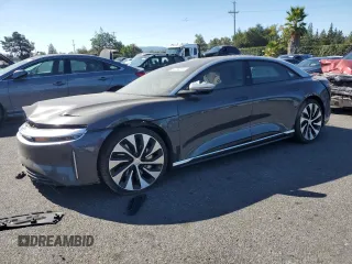 2022 Lucid Air Grand Touring z VIN 50EA1GBA2NA002586, wystawiony jako Copart lot #70090374 z przebiegiem Nie podano mil oraz Szkody całkowita. Historia ofert i sprzedaży dostępna na DreamBid. Obrazek 1.