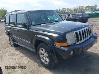 2007 Jeep Commander Sport z VIN 1J8HG48K17C656057, wystawiony jako IAAI lot #42160580 z przebiegiem 339 258 mil mil oraz . Historia ofert i sprzedaży dostępna na DreamBid. Obrazek 1.