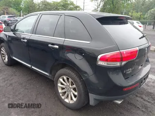 2011 Lincoln MKX z VIN 2LMDJ8JK5BBJ33898, wystawiony jako IAAI lot #42273243 z przebiegiem 199 864 mil mil oraz . Historia ofert i sprzedaży dostępna na DreamBid. Obrazek 3.