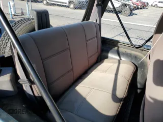 2002 Jeep Wrangler SE z VIN 1J4FA29P72P711802, wystawiony jako Copart lot #52640405 z przebiegiem 107 046 mil mil oraz Czysty tytuł • Clean title. Historia ofert i sprzedaży dostępna na DreamBid. Obrazek 11.