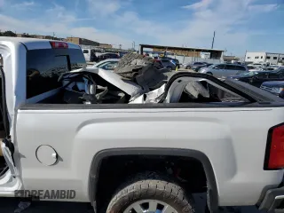 2018 GMC Sierra 2500HD Denali z VIN 1GT12UEYXJF225397, wystawiony jako Copart lot #87736565 z przebiegiem Nie podano mil oraz Nie do naprawy • Non repairable. Historia ofert i sprzedaży dostępna na DreamBid. Obrazek 12.