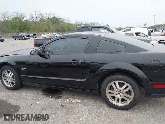 2006 Ford Mustang GT Deluxe z VIN 1ZVFT82H565101630, wystawiony jako IAAI lot #41883915 z przebiegiem 172 404 mil mil oraz . Historia ofert i sprzedaży dostępna na DreamBid. Obrazek 14.