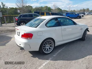2011 BMW 1 Series M z VIN WBSUR9C56BVP76005, wystawiony jako IAAI lot #41399359 z przebiegiem 31 970 mil mil oraz . Historia ofert i sprzedaży dostępna na DreamBid. Obrazek 4.
