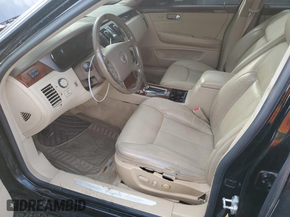 2006 Cadillac DTS 1SD z VIN 1G6KD57Y16U140102, wystawiony jako Copart lot #46145435 z przebiegiem 95 567 mil mil oraz Szkody całkowita. Historia ofert i sprzedaży dostępna na DreamBid. Obrazek 7.