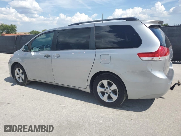 2012 Toyota Sienna LE AAS z VIN 5TDKK3DC7CS238373, wystawiony jako Copart lot #61186245 z przebiegiem 200 950 mil mil oraz Szkoda całkowita • Salvage title. Historia ofert i sprzedaży dostępna na DreamBid. Obrazek 2.
