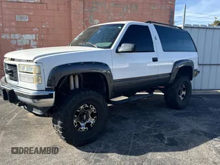 1993 GMC Yukon with VIN 1GKEK18K9PJ718702, listed as a Copart auction lot 82847154 with 103,848 mi miles and Clean Title. Bid and sale history available at carsss.com. Image 2.