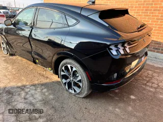 2021 Ford Mustang Mach-E Premium z VIN 3FMTK3SU0MMA43521, wystawiony jako Copart lot #69157472 z przebiegiem 1 659 mil mil oraz . Historia ofert i sprzedaży dostępna na DreamBid. Obrazek 2.