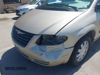 2005 Chrysler Town & Country with VIN 1C4GP45R25B370709, listed as a IAAI auction lot 42034770 with 147,675 mi miles. Bid and sale history available at carsss.com. Image 6.