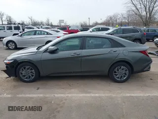 2024 Hyundai Elantra SEL z VIN KMHLM4DG9RU784034, wystawiony jako IAAI lot #41768840 z przebiegiem 8 606 mil mil oraz . Historia ofert i sprzedaży dostępna na DreamBid. Obrazek 14.