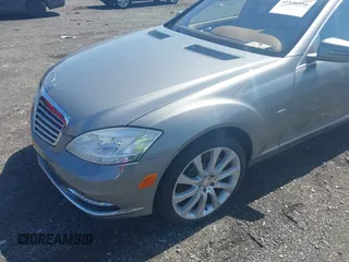 2012 Mercedes-Benz S 550 z VIN WDDNG9EB8CA477487, wystawiony jako IAAI lot #41936591 z przebiegiem 61 182 mil mil oraz . Historia ofert i sprzedaży dostępna na DreamBid. Obrazek 6.