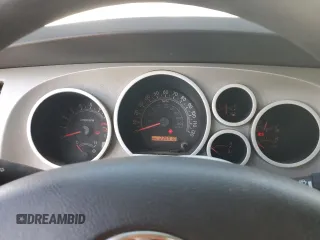 2008 Toyota Tundra z VIN 5TFDV54158X069353, wystawiony jako Copart lot #56985555 z przebiegiem 235 510 mil mil oraz Szkoda całkowita • Salvage title. Historia ofert i sprzedaży dostępna na DreamBid. Obrazek 9.