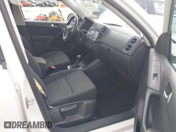 2013 Volkswagen Tiguan S z VIN WVGAV3AX6DW610678, wystawiony jako IAAI lot #41544865 z przebiegiem 102 948 mil mil oraz . Historia ofert i sprzedaży dostępna na DreamBid. Obrazek 5.