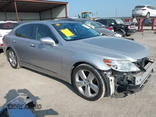 2012 Lexus LS 460 z VIN JTHBL5EF0C5113088, wystawiony jako IAAI lot #40343418 z przebiegiem 132 690 mil mil oraz . Historia ofert i sprzedaży dostępna na DreamBid. Obrazek 1.