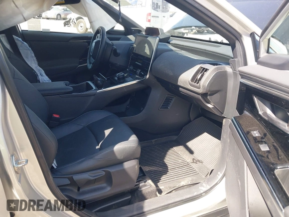 2023 Toyota bZ4X XLE z VIN JTMAAAAA6PA015170, wystawiony jako IAAI lot #42119233 z przebiegiem 64 284 mil mil oraz . Historia ofert i sprzedaży dostępna na DreamBid. Obrazek 5.