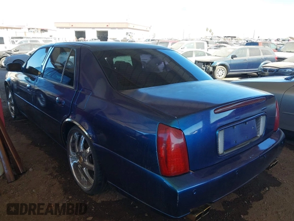 2003 Cadillac DeVille DTS z VIN 1G6KF57943U114611, wystawiony jako IAAI lot #41661350 z przebiegiem 160 762 mil mil oraz . Historia ofert i sprzedaży dostępna na DreamBid. Obrazek 3.