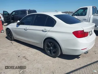 2014 BMW 3 Series 328i z VIN WBA3C1C55EK109483, wystawiony jako IAAI lot #41670180 z przebiegiem 99 947 mil mil oraz . Historia ofert i sprzedaży dostępna na DreamBid. Obrazek 3.