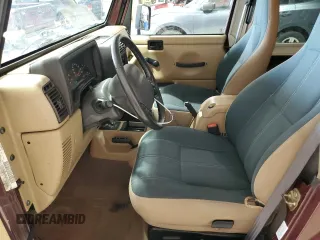2002 Jeep Wrangler Sahara z VIN 1J4FA59S62P751858, wystawiony jako Copart lot #56638165 z przebiegiem 270 770 mil mil oraz Szkoda całkowita • Salvage title. Historia ofert i sprzedaży dostępna na DreamBid. Obrazek 7.