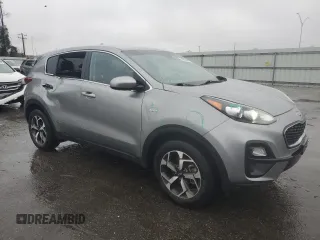 2020 Kia Sportage LX z VIN KNDPMCAC6L7650962, wystawiony jako Copart lot #42607465 z przebiegiem 56 021 mil mil oraz Szkoda całkowita • Salvage title. Historia ofert i sprzedaży dostępna na DreamBid. Obrazek 4.