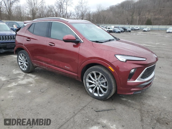 2024 Buick Encore GX Avenir z VIN KL4AMFSL2RB005604, wystawiony jako Copart lot #47529285 z przebiegiem 8 032 mil mil oraz Szkoda całkowita • Salvage title. Historia ofert i sprzedaży dostępna na DreamBid. Obrazek 4.