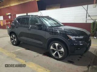 2023 Volvo XC40 Ultimate Dark Theme z VIN YV4L12UX3P2952998, wystawiony jako Copart lot #52724585 z przebiegiem 5578 mil mil oraz Tytuł czysty. Historia ofert i sprzedaży dostępna na DreamBid. Obrazek 4.
