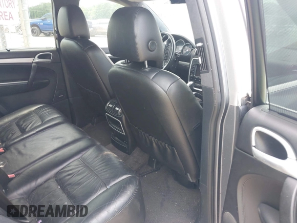 2005 Porsche Cayenne Turbo z VIN WP1AC29P25LA90019, wystawiony jako IAAI lot #42295764 z przebiegiem 164 927 mil mil oraz . Historia ofert i sprzedaży dostępna na DreamBid. Obrazek 8.